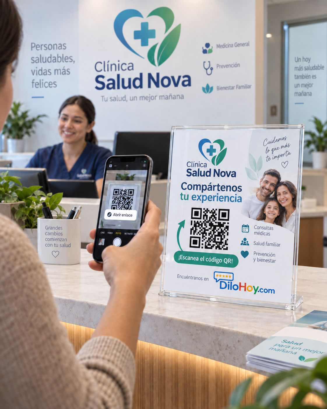 Cliente escaneando un código QR de DiloHoy en el mostrador de un negocio
